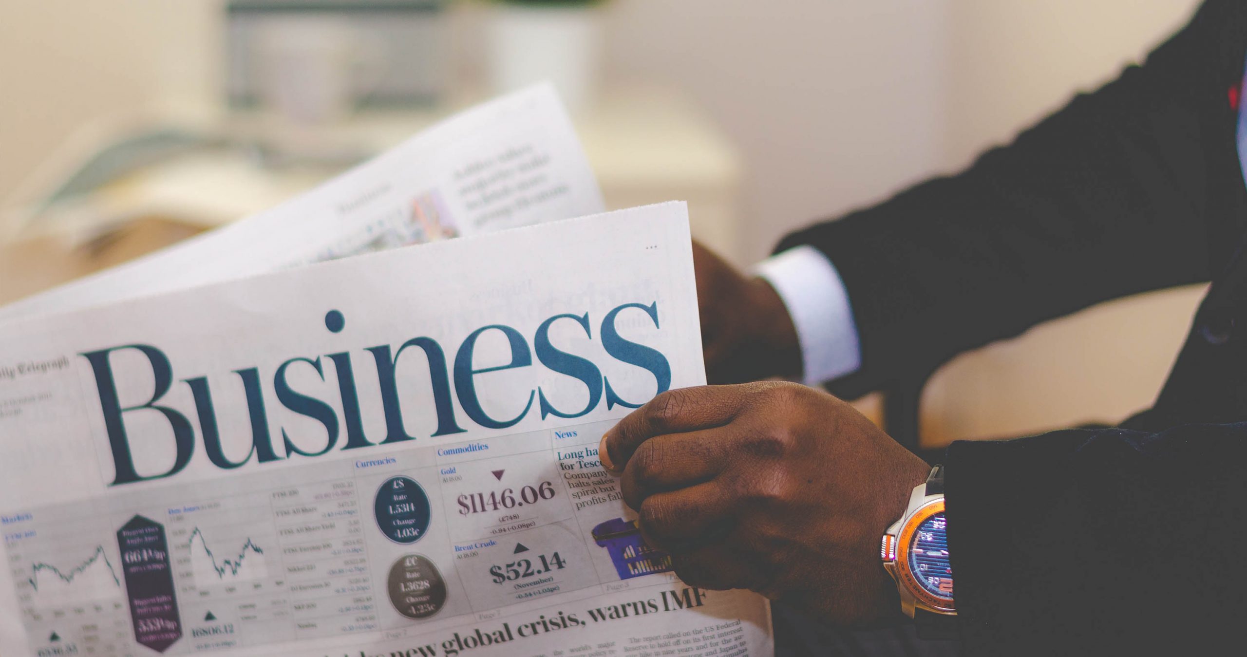 employé lisant un Business journal