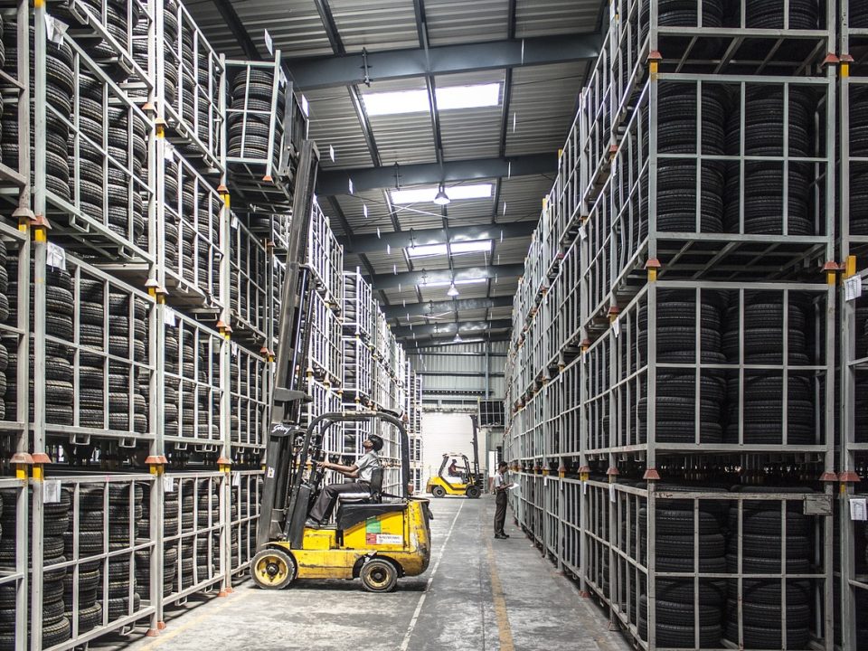 Un chariot élévateur dans un stock