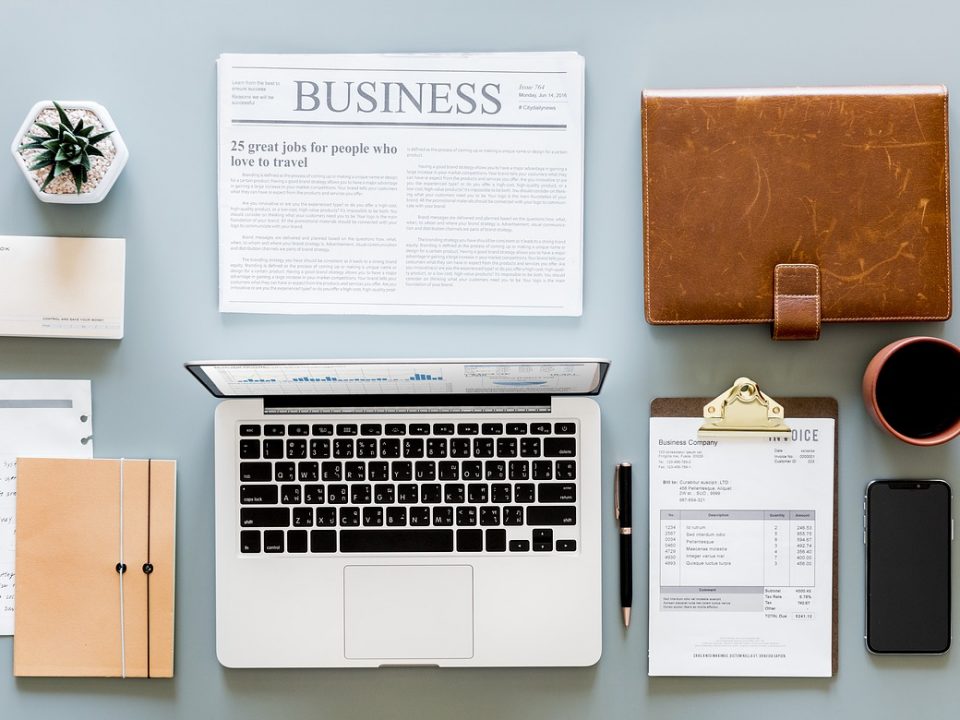 Des affaires de bureaux se trouvent sur une table