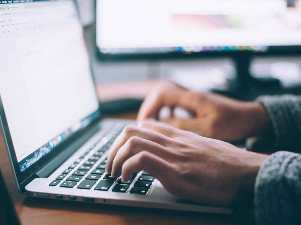 Une personne utilise un clavier d'ordinateur portable