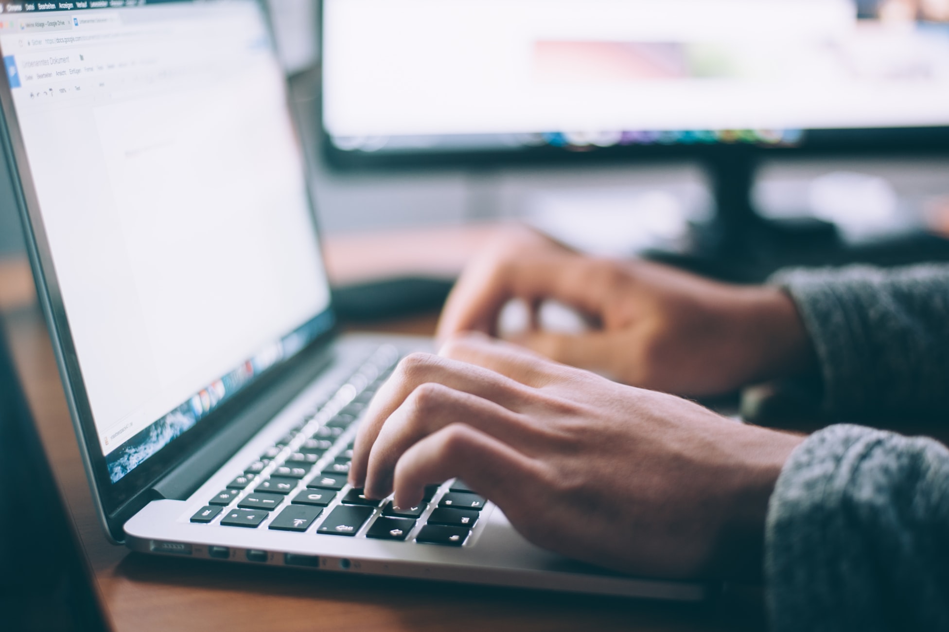 Une personne utilise un clavier d'ordinateur portable